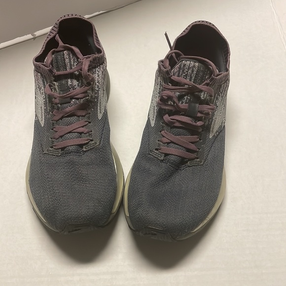 Woman’s Brooks Ricochet shoes - Picture 2 of 5